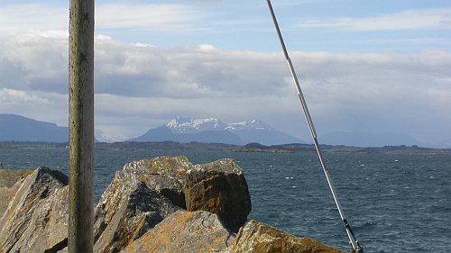 PIC_1179.JPG - Nachts faengt es an zu wehen, was so gar nicht angesagt war, und am Morgen werden die weissen Muetzen auf dem Wasser immer mehr. Wir bleiben.