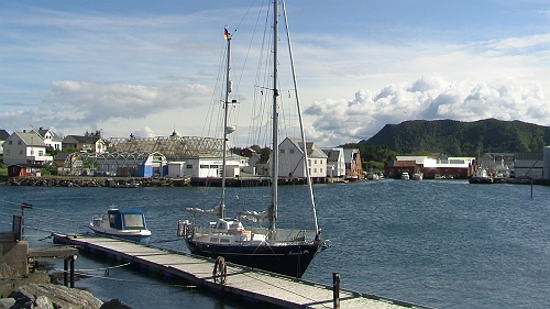 PIC_1180.JPG - Das Raetsel der "Dachneubauten" im Hintergrund wird von der Bordfee genial geloest: Es sind KEINE Dachneubauten, sondern Trockengestelle fuer die Spezialitaet dieser Gegend, den Klippfisch, in Portugal Bacalao und bei uns Stockfisch genannt