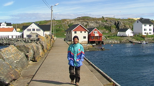 PIC_1182.JPG - Die Bordfee ist fertig zum Ausflug. Wir wollen uns die Deutsche Festung aus dem 2. Weltkrieg auf dem Huegel im Hintergrund ansehen