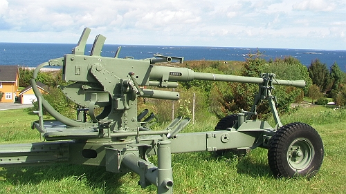 PIC_1195.JPG - Tja, und wenn unsere Landsleute was machen, dann gruendlich, auch wenn's der groesste Sch..... ist! Der ganze Huegel ist von einem in den Fels gesprengten Bunkersystem durchzogen, welches nun zur Besichtigung freigegeben ist. Was da fuer Arbeit eingeflossen ist, und wieviele Menschen auch hier gelitten haben, nur um den Groessenwahn von ein paar Irren zu befriedigen.... 