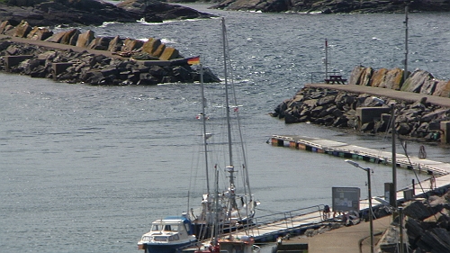 PIC_1206.JPG - Inzwischen weht es hier konstant mit 25 bis 33 kn. Maimiti schiebt mal wieder Lage am Steg....