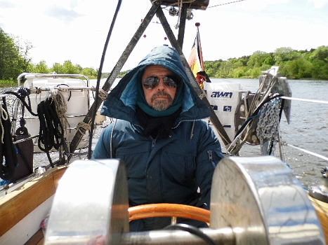 DSCI0506.JPG - 17.05.2012: Der Griesgraemige Blick taeuscht. Der Skipper fuehlt sich sauwohl