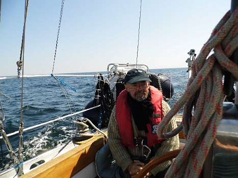 DSCI0543.JPG - 23.05.2012: Im Moment mal wieder gute Fahrt. Aber nicht ganz dahin, wohin der Skipper wollte. Egal: Wir sind ja endlich frei und haben Zeit!