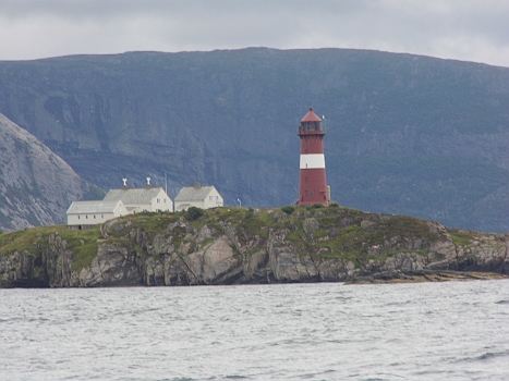 DSCI0004.JPG - Wir entschliessen uns, doch nicht komplett aussen herum bis Kongsvoll zu gehen. Die Strecke ist doch lang und von See her kommt eine immer hoeher werdende Duenung; auch wenn der Wind noch nicht dazu passt. So laufen wir auf das LF Buholmraasa zu, um nach Saetervaagen zu gehen.