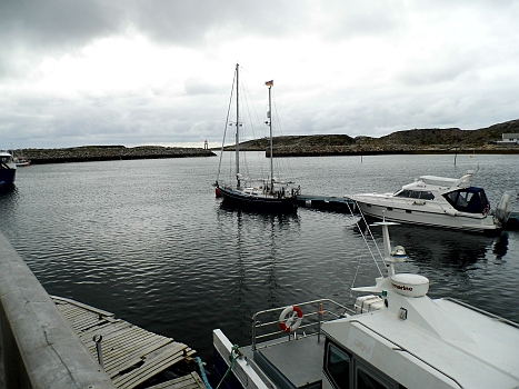 DSCI0010.JPG - Geschafft. Wir sind in Saetervaagen. Ein Hafen am "Ende der Welt". Zumindest sieht er so aus und macht einen gemuetlichen Eindruck. Scheint ein Anglerparadies zu sein. Hier gibt es keinen Schwell, aber der Himmel zieht sich immer mehr zu