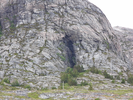 DSCI0089.JPG - Als wir den Hafen verlassen, entdeckt Die Bordfee noch ein Trollmaedchen, das uns nachschaut. Nicht gesehen?! Schaut mal genau hin...