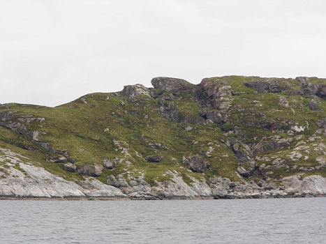 DSCI0100.JPG - Und ER hier, schlaeft wohl schon ein paar tausend Jahre: Das Gesicht schaut aber immer noch aus der Erde. Die Nase ist doch eindeutig zu erkennen...