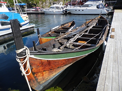 DSCI0118.JPG - Baujahr 1900 ! Hier werden noch alte Fischerboote gepflegt. 
