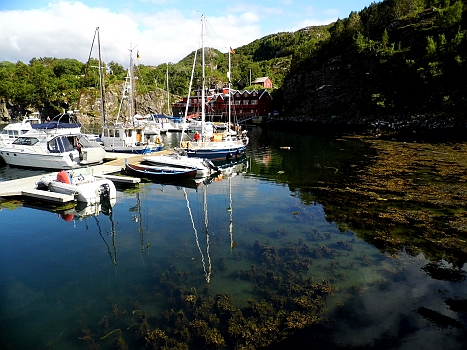 DSCI0123.JPG - Kuschelig, gelle?! Nur der sinkende Wasserstand macht der Bordfee Bauchschmerzen: Ob wir hier aufsetzen?! Da hilft alles beteuern und erklaeren des Skippers nix: Man muss mit eingenen Augen gesehen haben, dass es klappt!