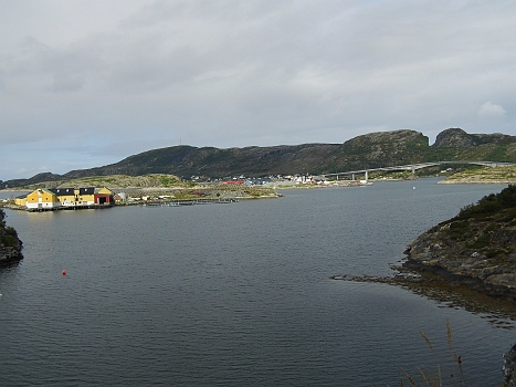 DSCI0153.JPG - Unser naechster Hafen: Stokksund. Genau gesagt, die Kuringsvaagen Marina. Es ist uebrigens nur ein Geruecht, dass man die Bruecke nur gebaut hat, nachdem die Hurtig Rute versuchte, ueber den Berg zu kommen - und den Spalt rechts hinten im Bild im Fels hinterliess...