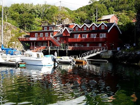 DSCI0163.JPG - Hier residiert uebrigens nicht die Piratenkoenigin. Das Gebaeude ist ein gemuetliches, gut besuchtes Restaurant, auch wenn es primaer fast nur Pizza gibt.