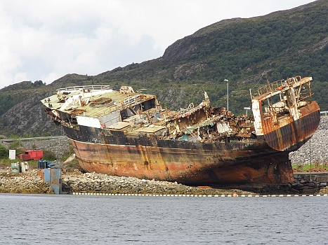 DSCI0175.JPG - Beim Verlassen von Stokksund passieren wir noch diesen "Schrottplatz auf Norwegisch" - Da tut dat hier einfach allet so rumoxydieren...wuerde Harry sagen (der Genannte weiss, wen ich meine!)