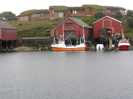 DSCI0199.JPG - Und schliesslich landen wir, ganz ausserplanmaessig, in dem kleinen Hafen "Garten". Zuerst dachten wir, als wir die Daecher sahen, wir seien in Hobbingen im Auenland, aber es ist dann doch nur Norwegen gewesen. Ein sehr, sehr verregnetes, wenn man genau hinsieht! Nachts hats dann gesblasen (7 Bft)