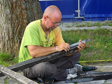 DSCI0032.JPG - So, nun muss das Gestell fuer die Masten wieder zusammengebaut werden, bevor es an den Kran geht, um sie zu legen. Schade! Eine von mir ungeliebte Arbeit...
