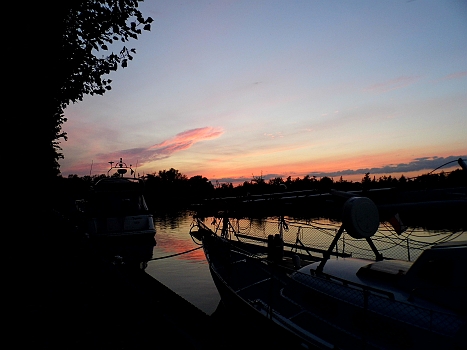 DSCI0039.JPG - Der Abend entschaedigt mit einem wunderschoenen Sonnenuntergang dafuer, dass nun die Kanaltour vor uns liegt