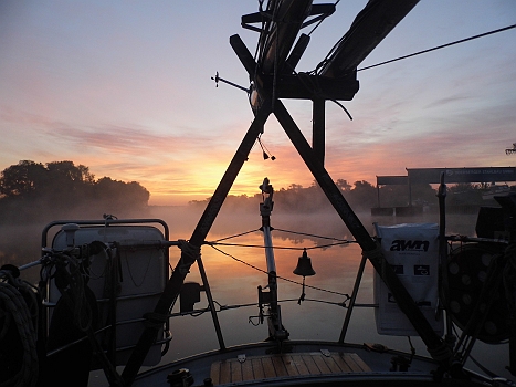 DSCI0051.JPG - Beim Auslaufen aus der Marina Oderberg herrscht leichter Nebel. Wir denken uns noch, dass sich das bald geben wird, mit steigender Sonne, aber: Denkste!