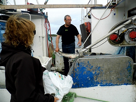 DSCI0007a.JPG - Morgens ist das Wetter, wie erwartet, nicht sonderlich einladend. Also schaun mer erst mal was der Fischer so mitbringt