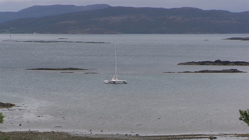 DSCI0007c.JPG - Ein einsamer Trimaransegler hat sich gleich um die Ecke diesen schoenen Ankerplatz ausgesucht. Er kann das problemlos, er hat kaum Tiefgang