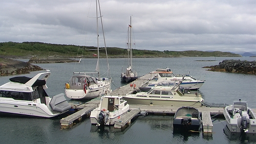 DSCI0007g.JPG - Man glaubt es kaum, aber der "Klumpen" hinter uns ist auch "nur" ein 31 Fuss Schiff.... Faellt eher unter die Kategorie "Wasserwohnwagen mit Trockengestell fuer Laken" made in Germany (Sued.... Faengt naemlich mit B an und hoert mit A auf. Soll hin und wieder mal den Kiel verlieren; wahrscheinlich weil eigentlich Raeder drangehoeren ;-))