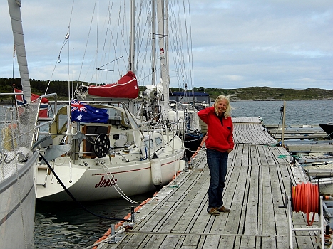DSCI0007h.JPG - Die Bordfee ist hier jedenfalls happy, nur dass sie sich genauso ungern ablichten laesst, wie der Skipper....