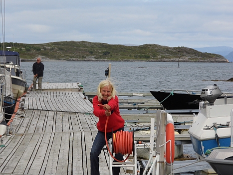 DSCI0007i.JPG - ...und sofort zum Gegenangriff uebergeht, wenn man es denn doch versucht ;-)