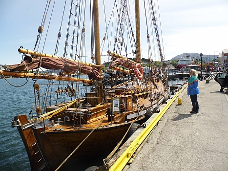 DSCI0010.JPG - Da die Wetterlage uns mal wieder dazu "anregt" einen Tag laenger in Kristiansund zu bleiben, machen wir einen Hafenspaziergang. Dieser (Alp-)Traum in Holz ist zu verkaufen. Mach sich keiner was vor: Das ist Arbeit und zwar richtig viel und staendig!!!