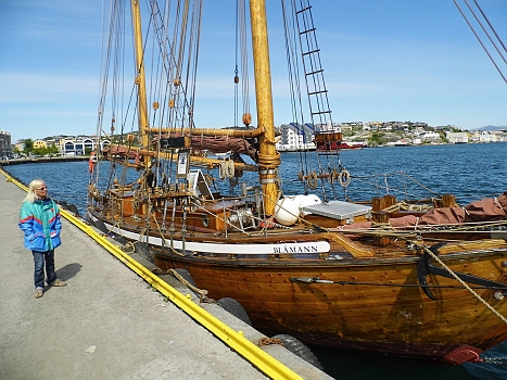DSCI0011.JPG - Vermutlich heisst das Schiff daher auch "Blaumann", denn aus dem kommt man wahrscheinlich nicht mehr heraus, wenn man es in diesem schoenen Zustand erhalten will!