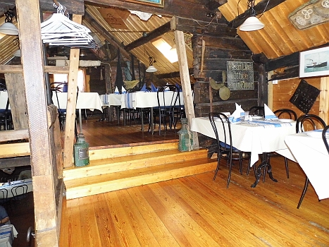 DSCI0022.JPG - Ein urgemuetliches Fischrestaurant direkt am Gasthafen. Die "Chefin" spricht perfekt deutsch. Ob sie eine solche ist, haben wir allerdings nicht gefragt