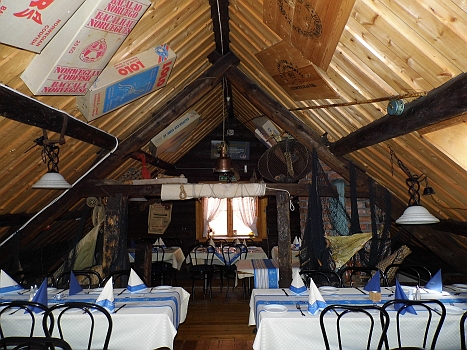 DSCI0028.JPG - An der Decke haengen ueberall die Versandkisten, anhand derer man sehen kann, wohin in aller Welt der norwegische Fisch versandt wird