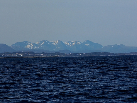 DSCI0034.JPG - Und weiter gehts nordwaerts, immer mit atemberaubender Kulisse