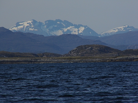 DSCI0041.JPG - Ja, und da sind sie wieder: unsere geliebten Berge, die uns den Weg ueber begleiten und immer wieder in Staunen versetzen
