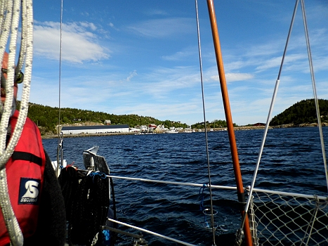 DSCI0061.JPG - Ganz rechts auf dem Bild ist die Einfahrt nach Kungsvoll zu sehen. Man kann natuerlich auch an den Steg davor gehen. Aber drinnen ist's gemuetlicher - obwohl recht flach bei Ebbe