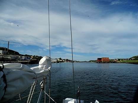 DSCI0065.JPG - Beim Verlassen des Sundes ist es wieder ruhig. Nur noch ein paar Boen vor der "Tuer" wollen uns aergern. Aber wir entfliehen ihnen auf See hinaus