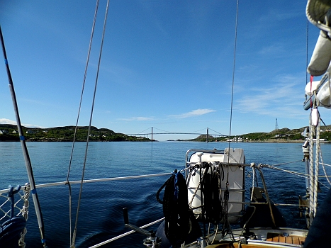 DSCI0109.JPG - Keine Angst: 41 m Durchfahrthoehe hat die Bruecke. Da kommen nahezu alle Segler durch. Abschied von Roervik