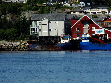 DSCI0112.JPG - Schliesslich erreichen wir, wie es mancher nennt, "das Tor zum Norden" : Roervik. Sorry, aber ein bisschen enttaeuscht waren wir denn doch....