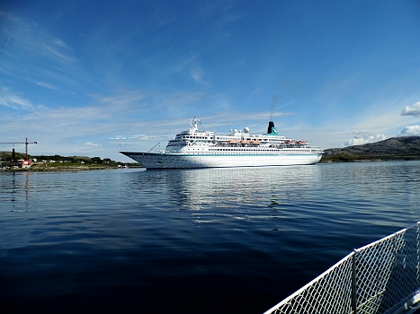 DSCI0114.JPG - Irgendwie scheinen sich die Leute von Roervik etwas zu versprechen.... Auf diesem riesen Kreuzfahrer, der uns beim Verlassen des Hafens entgegenkommt, ist die Ausguckplattform am Bug gerappelt voll mit "Touries"....