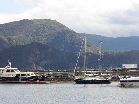 DSCI0002x.JPG - Nachdem das geschafft ist, machen wir nochmal in Silda fest. So leer bleibts leider nicht. 2 Stunden spaeter haben wir 2 Nachbarn. Paeckchen! So voll ist es geworden.