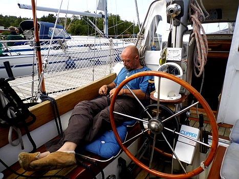 DSCI0003.JPG - Die Wartezeit in Kongsvoll wird fuer Takelarbeiten genutzt. Macht auch Spass, gebe ich gerne zu