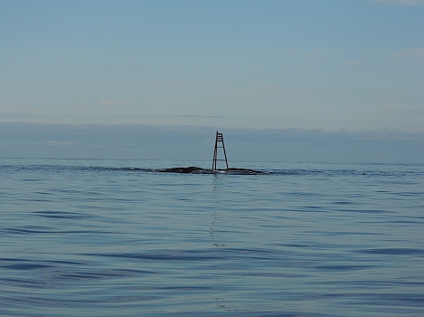 DSCI0023.JPG - Noch ein bisschen mehr Meer, und das Huegelchen ist weg. Waere da nicht zum Glueck die Bake. Bei Seegang und Wind, verraet sich so ein Huegel, aber bei solcher Flaute?!