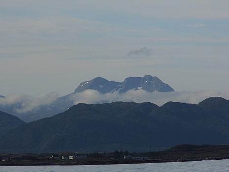 DSCI0049.JPG - Und wieder einmal schieben sich die Wolken ueber die Berge. Noch behaelt das Land den Regen fuer sich
