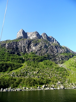 DSCI0079y.JPG - Der Hornelen bei Sonnenschein. Von hier aus sieht er aus, wie ein karioeser Zahn...