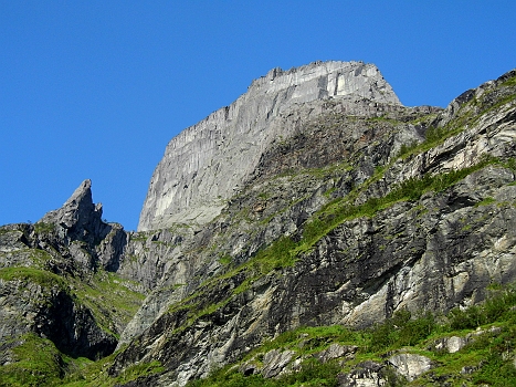 DSCI0084y.JPG - ...von hier aus, wie eine uneinnehmbare Festung aus dem "Herrn der Ringe"