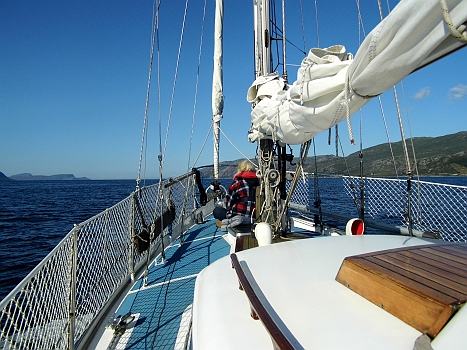 DSCI0104y.JPG - Und naturerlich das: Die kleine "Meerjungfrau" auf dem Vorschiff, den Blick in die Ferne gerichtet, neuen Abenteuern entgegen! Denn: da ganz weit hinten, da liegt noch so viel....