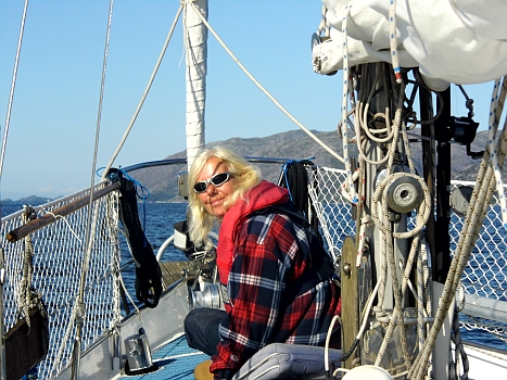 DSCI0105y.JPG - Die kleine Bordfee ist jedenfalls heute richtig gluecklich, denn die Sonne scheint!