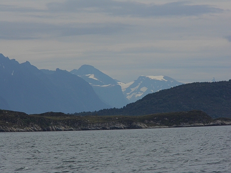 DSCI0106.JPG - Selbst die Berge, sonst so schoen klar, huellen sich in Dunst