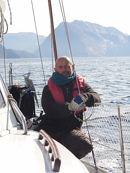 DSCI0110y.JPG - Ja, auch wenn er nicht auf den ersten Blick so aussieht: Der Skipper ist zufrieden und froh, dass alles so ist, wie es ist!