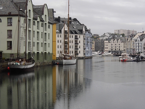 DSCI0119.JPG - Alesund am Morgen ...im Regen! Wie auf dem Hinweg, aber trotzdem ein Hafen mit Flair....