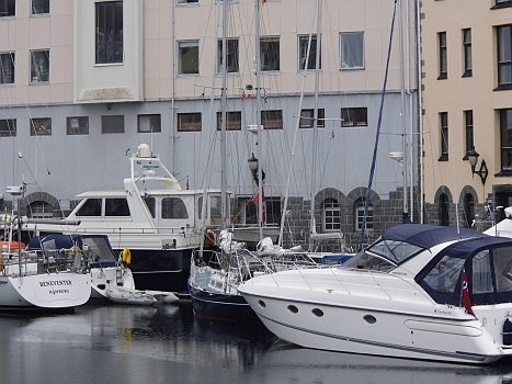 DSCI0120.JPG - Nur viel Platz war nicht. Maimiti musste sich zwischen die dicken Mafiosi-Poette zwaengen...