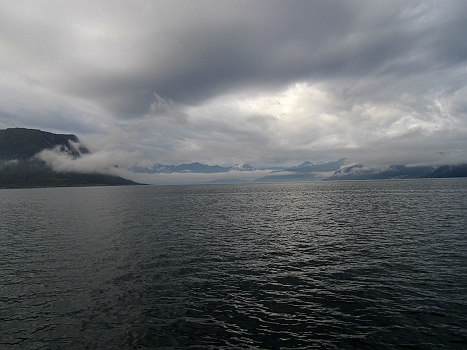 DSCI0138.JPG - Wir verlassen Alesund. Auch wenn es nicht so aussieht: Die Wettervorhersage ist guenstig. Und zwar fuer die Umrundung von Stadlandet!