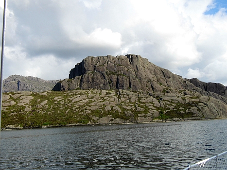 DSCI0175y.JPG - Wir naehern uns Hardbakke. Die Felsformartionen sind immer wieder faszinierend